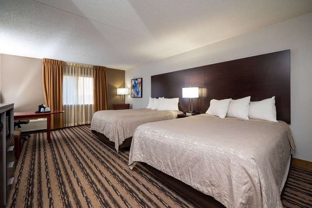 Clubhouse Inn & Suites - wedding in Topeka, KS