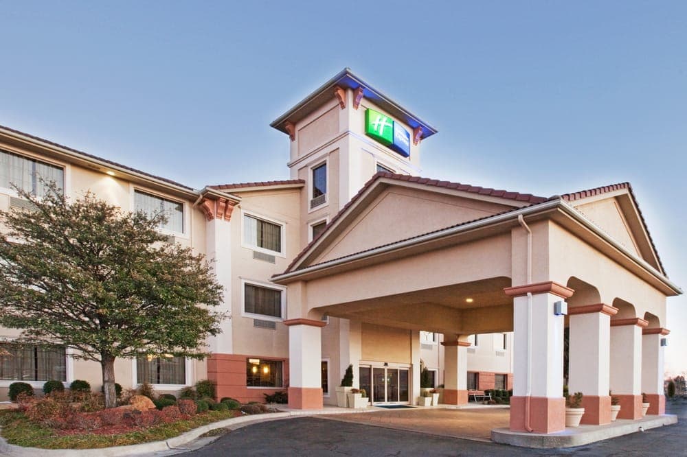 Clarion Inn & Suites Airport - wedding in Oklahoma City, OK